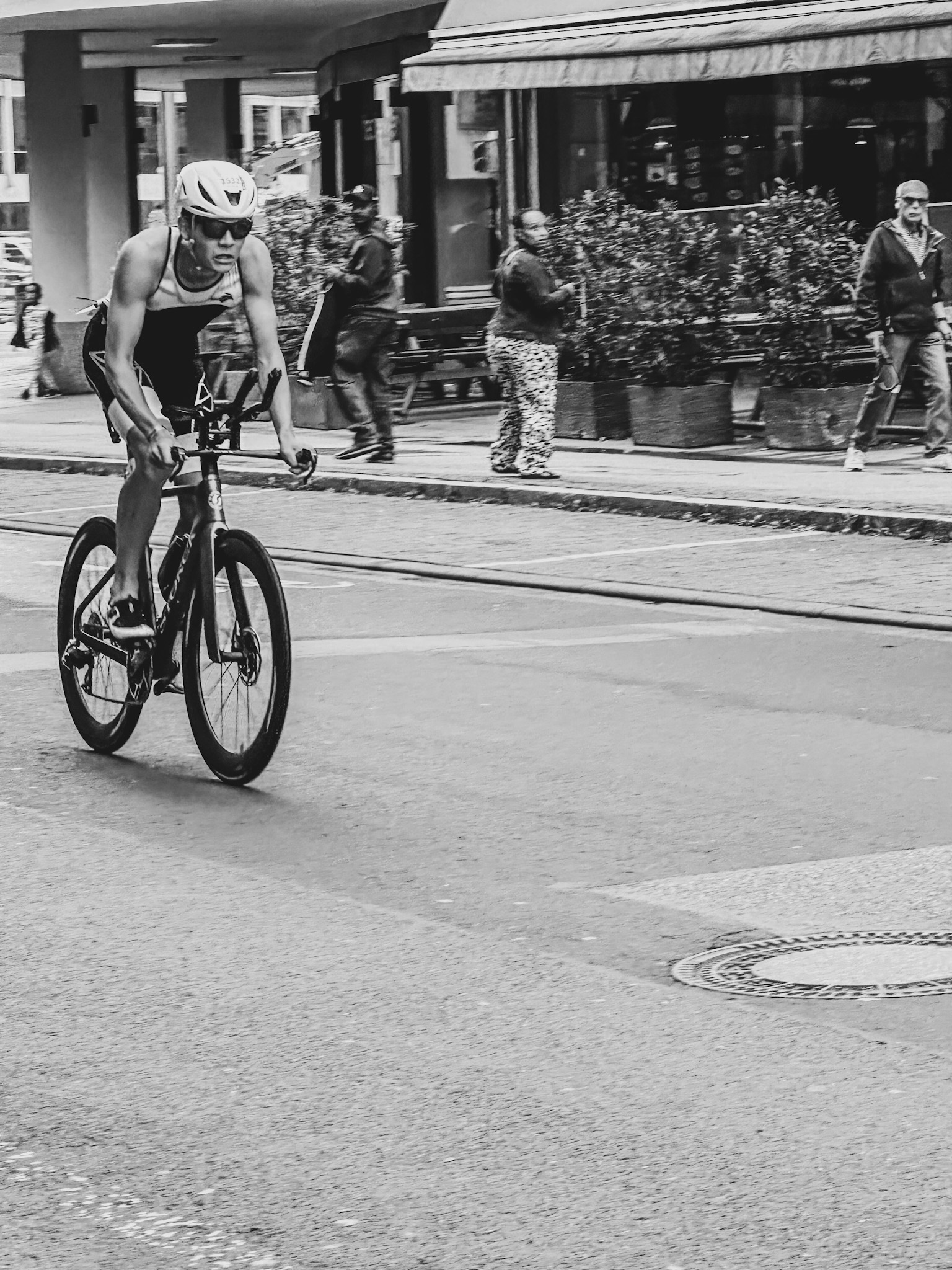 Maurice Curth auf der Radstrecke beim Frankfurt City Triathlon