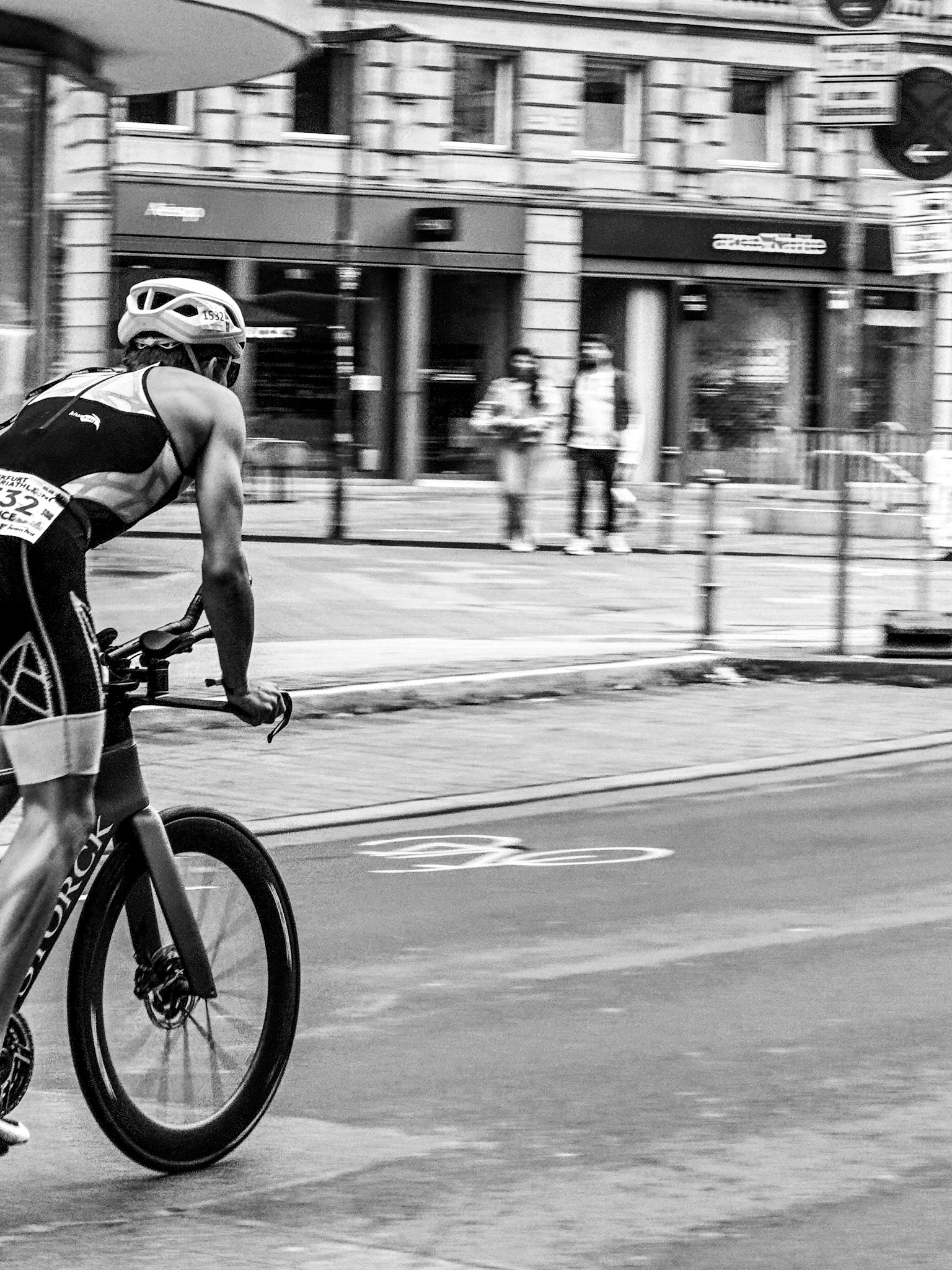 Maurice Curth auf der Radstrecke beim Frankfurt City Triathlon